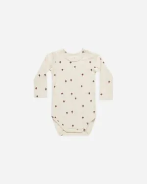 Quincy Mae Ribbed Long Sleeve Bodysuit In Mushrooms