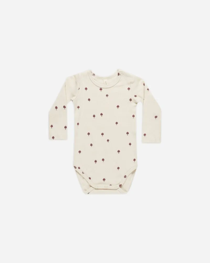 Quincy Mae Ribbed Long Sleeve Bodysuit In Mushrooms
